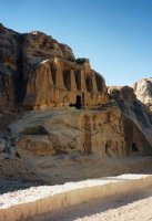 Pétra (البتراء) - Le tombeau des obélisques construit au-dessus d'un triclinium où se déroulait des banquets funéraires (Photo, D. van Hoorde) Pétra (البتراء) - Le tombeau des obélisques construit au-dessus d'un triclinium où (...)