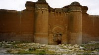 Syrie (سورية) - Sites antiques (مواقع أثرية) - Le Désert (الصحراء) - Qasr al-Hayr ac-Charqi (قصر الحير الشرقي) - Qasr al-Hayr ac-Charqi se rattache aux « châteaux du désert » construits par les Omeyyades entre les VIIe et VIIIe siècles. Il fut construit par le calife omeyyade Hisham vers 730. Le calife abbasside Haroun ar-Rachid en fit l'une de ses résidences. Il n'aurait été définitivement abandonné qu'au XIVe siècle - Le caravansérail - (Photo, D. van Hoorde) - 1/5 Syrie (سورية) - Sites antiques (مواقع أثرية) - Le Désert (الصحراء) - Qasr al-Hayr (...)