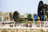 Syrie (سورية) - Hama (حماة) - Hama, située sur l'Oronte, est la ville des norias. (...)