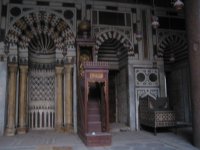 Egypte (مصر) - Période arabo-musulmane (الحقبة العربية-الإسلامية) - Les Mamelouks (1250 à 1517) (المماليك) - Ensemble du Sultan Barqouq (1384) (مجمع السلطان برقوق) - Le mihrab et le minbar. Le mausolée ne contient que le tombeau de la fille du sultan Barqouq. Ce dernier est enterré dans le cimetière est - (Photo, D. van Hoorde) - 2/4 Egypte (مصر) - Période arabo-musulmane (الحقبة العربية-الإسلامية) - Les Mamelouks (...)