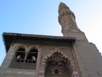 Egypte (مصر) - Période arabo-musulmane (الحقبة العربية-الإسلامية) - Les Mamelouks (1250 à 1517) (المماليك) - Mausolée Qaytbay au Caire (1474) (ضريح قايتباي - القاهرة) - Qaytbay (1418-1496) est le dernier sultan mamelouk grand bâtiseur. La façade de la mosquée est composée d'un portail, d'un minaret et d'un sabil-kouttab - (Photo, D. van Hoorde) - 2/9 Egypte (مصر) - Période arabo-musulmane (الحقبة العربية-الإسلامية) - Les Mamelouks (...)