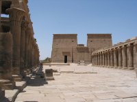 Egypte (مصر) - Époque ptolémaïque (-332 à -31) (عهد البطالمة) - Temple d'Isis (IVe siècle av. J.-C. - IIIe siècle ap. J.-C.) - Philae (Assouan) - Au bout de la colonnade on trouve le premier pylône large de 45m et haut de 18m. Des bas reliefs représentant Ptolémée XII massacrant des ennemis s'y trouvent - (Photo, D. van Hoorde) - 3/15 Egypte (مصر) - Époque ptolémaïque (-332 à -31) (عهد البطالمة) - Temple d'Isis (IVe (...)