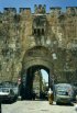 Jérusalem - القدس - Porte Saint-Etienne ou Bab as-Sitt Maryam parcequ'elle conduit au tombeau de la Vierge ou encore porte des Lions depuis que le sultan mamelouk Baibars y fit sculpter des lions pour conjurer un songe lui annonçant qu'il mourrait déchiqueté par un fauve (باب السيدة مريم القدس) - (Photo, D. van Hoorde) Jérusalem - القدس - Porte Saint-Etienne ou Bab as-Sitt Maryam parcequ'elle (...)
