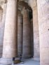 Egypte (مصر) - Époque ptolémaïque (-332 à -31) (عهد البطالمة) - Temple d'Horus (237 av. J.-C. - 57 av. J.-C.) - Edfou - La première salle hypostyle où se trouve une double rangée de six colonnes - (Photo, D. van Hoorde) - 6/15 Egypte (مصر) - Époque ptolémaïque (-332 à -31) (عهد البطالمة) - Temple d'Horus (...)